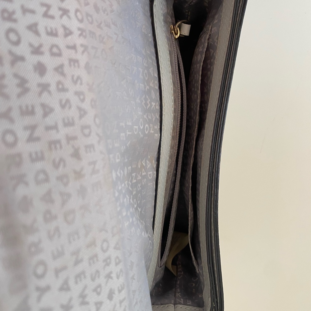 Kate Spade Spacious Crossbody Bag 🩶🤍 - Picture 6 of 7